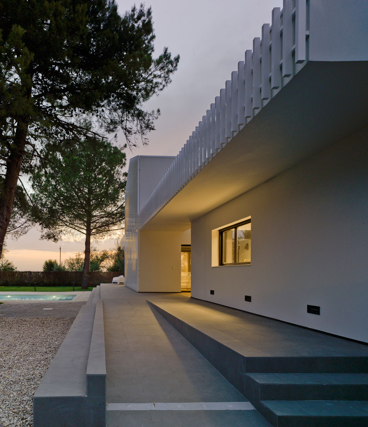 A Bright Modern House with Lots of White in Albacete, Spain by Colectivo Du Arquitectura (14)