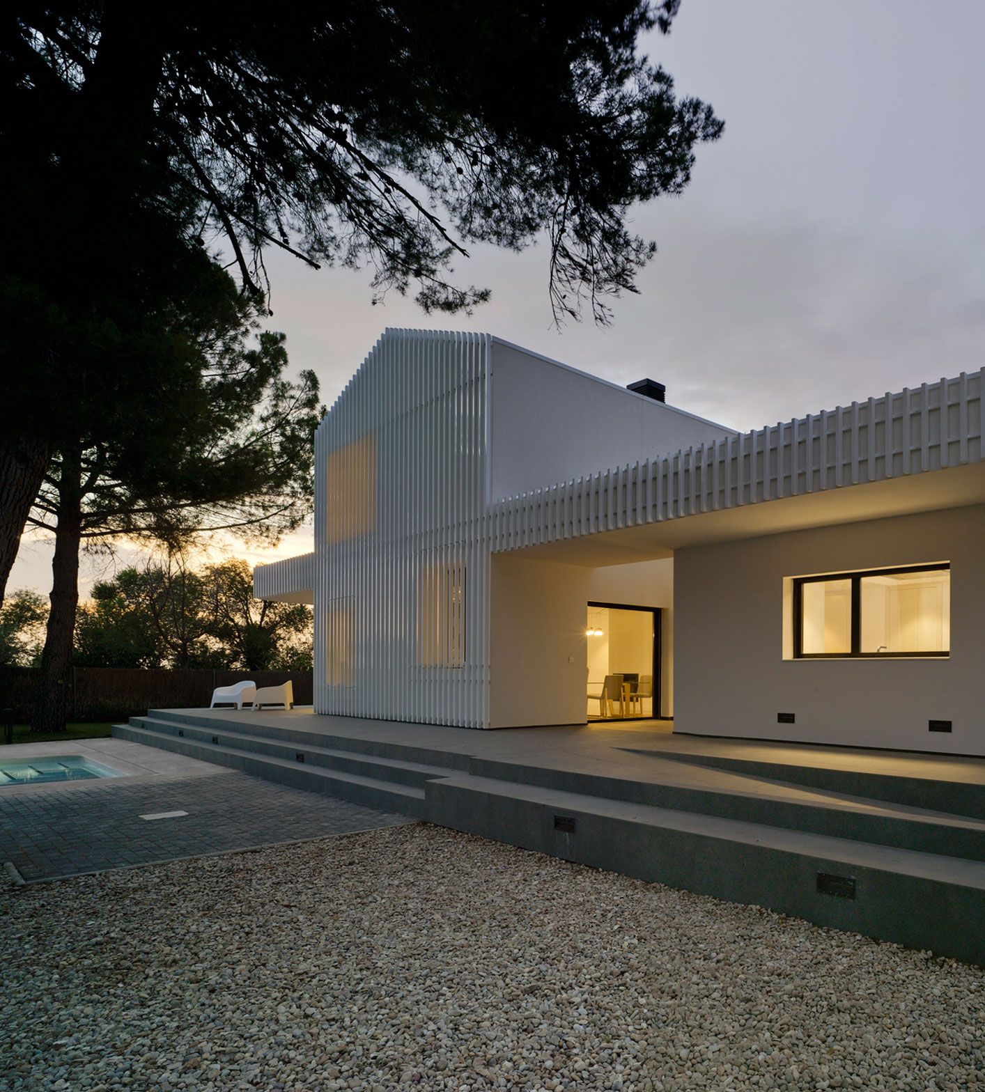 A Bright Modern House with Lots of White in Albacete, Spain by Colectivo Du Arquitectura (15)