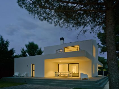 A Bright Modern House with Lots of White in Albacete, Spain by Colectivo Du Arquitectura (16)