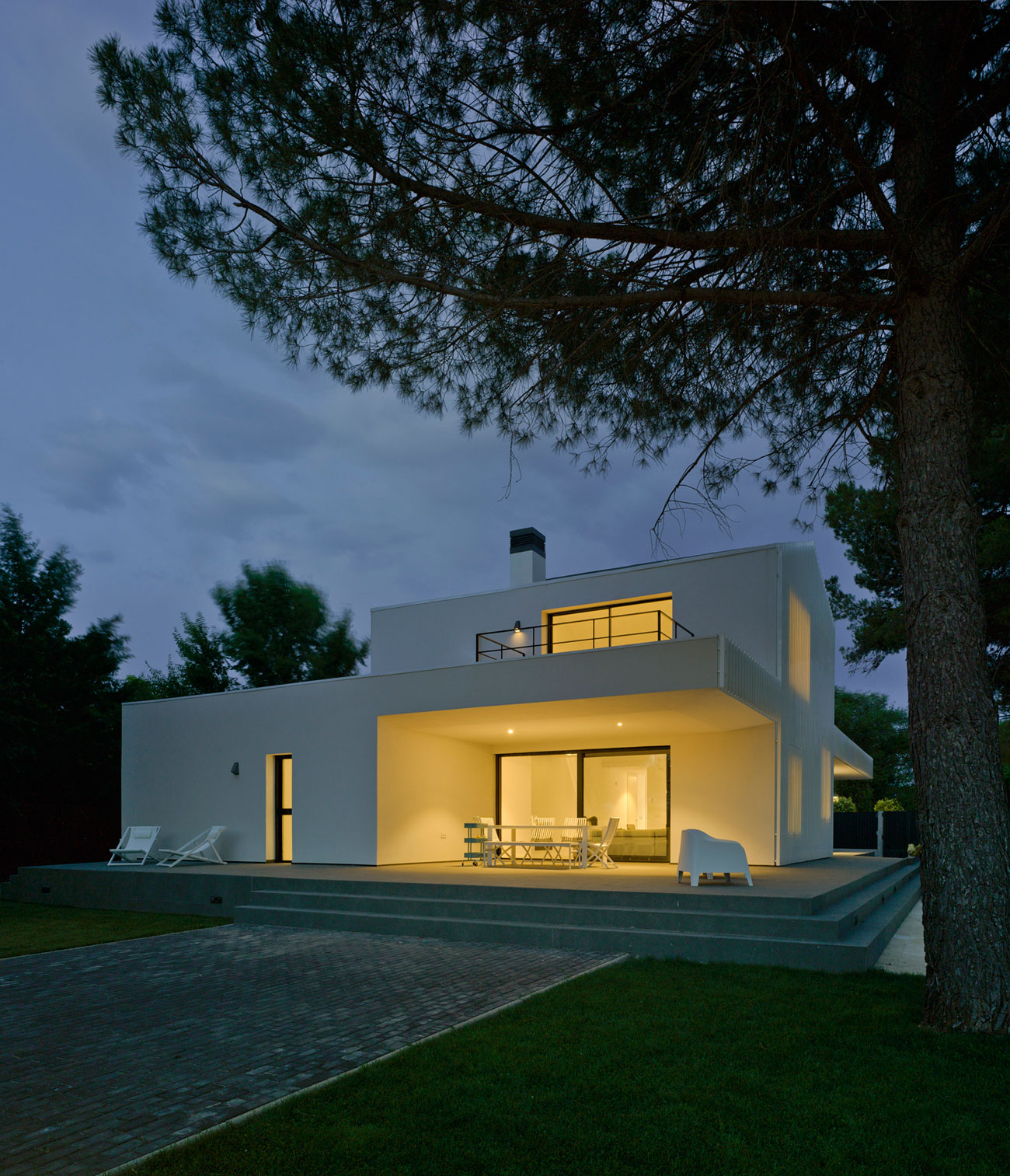 A Bright Modern House with Lots of White in Albacete, Spain by Colectivo Du Arquitectura (16)