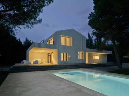 A Bright Modern House with Lots of White in Albacete, Spain by Colectivo Du Arquitectura (17)