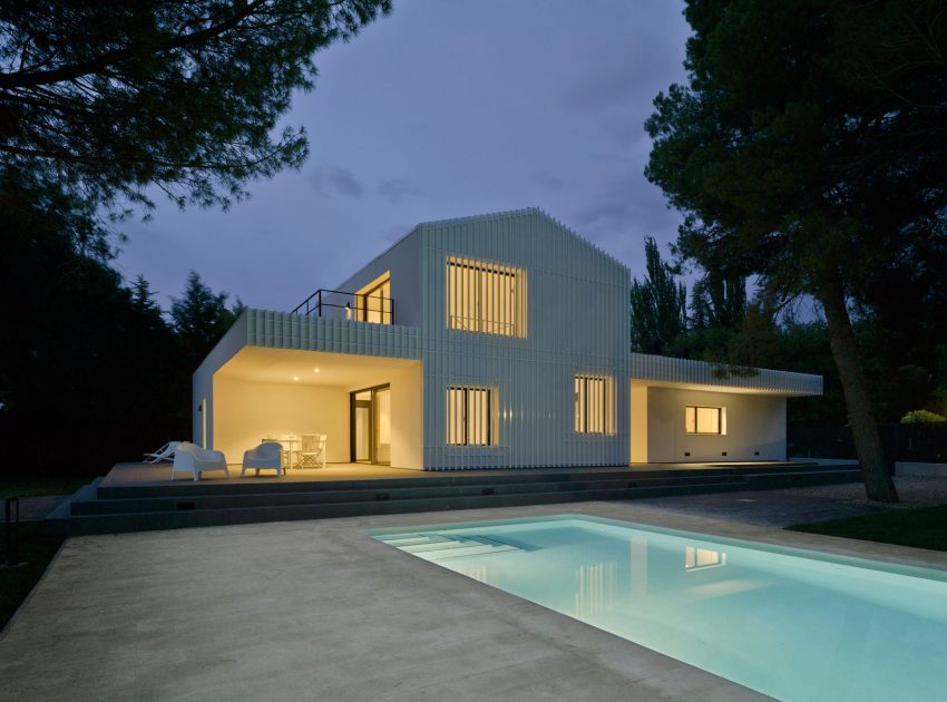 A Bright Modern House with Lots of White in Albacete, Spain by Colectivo Du Arquitectura (17)