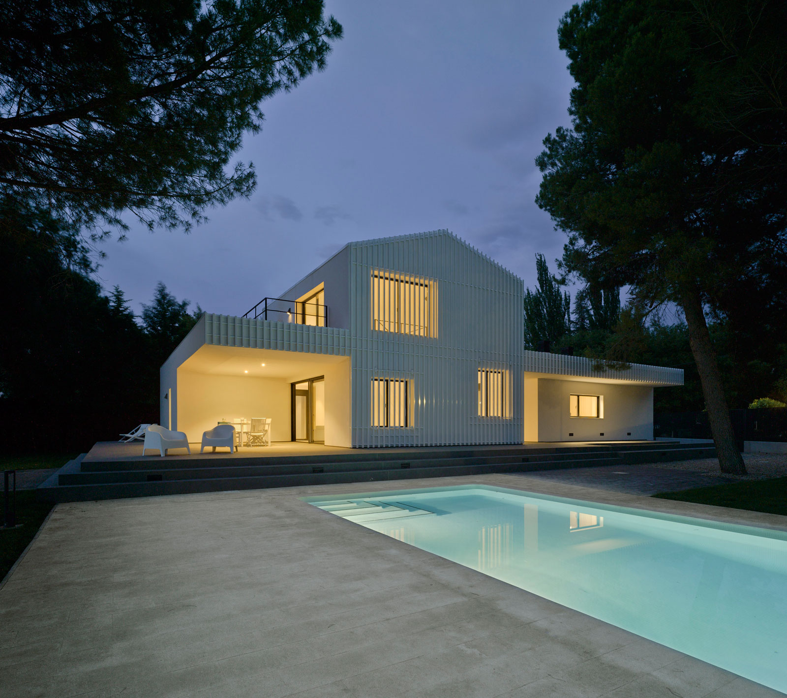 A Bright Modern House with Lots of White in Albacete, Spain by Colectivo Du Arquitectura (17)