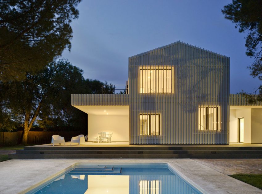 A Bright Modern House with Lots of White in Albacete, Spain by Colectivo Du Arquitectura (18)