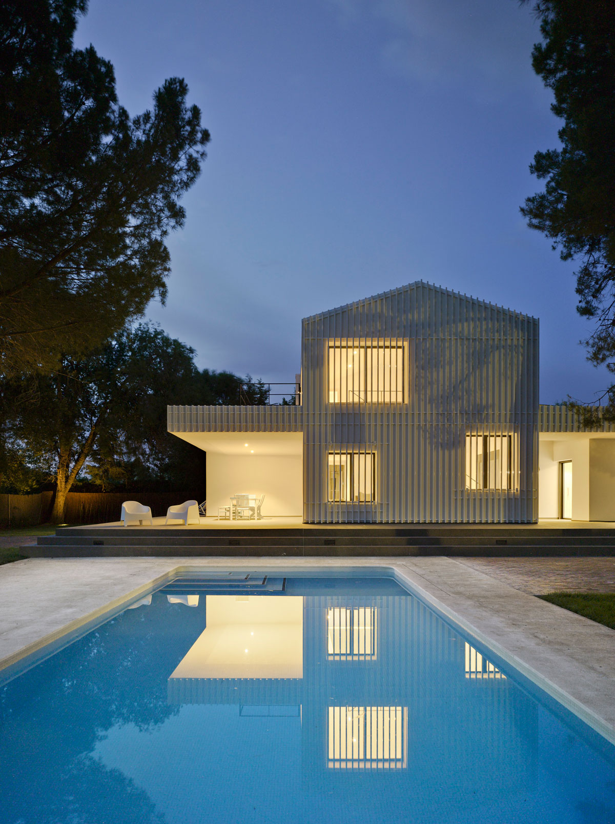 A Bright Modern House with Lots of White in Albacete, Spain by Colectivo Du Arquitectura (18)