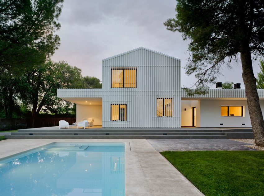 A Bright Modern House with Lots of White in Albacete, Spain by Colectivo Du Arquitectura (19)