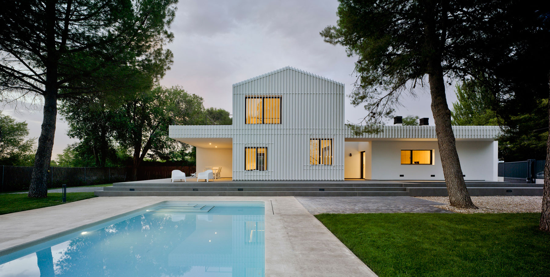 A Bright Modern House with Lots of White in Albacete, Spain by Colectivo Du Arquitectura (19)