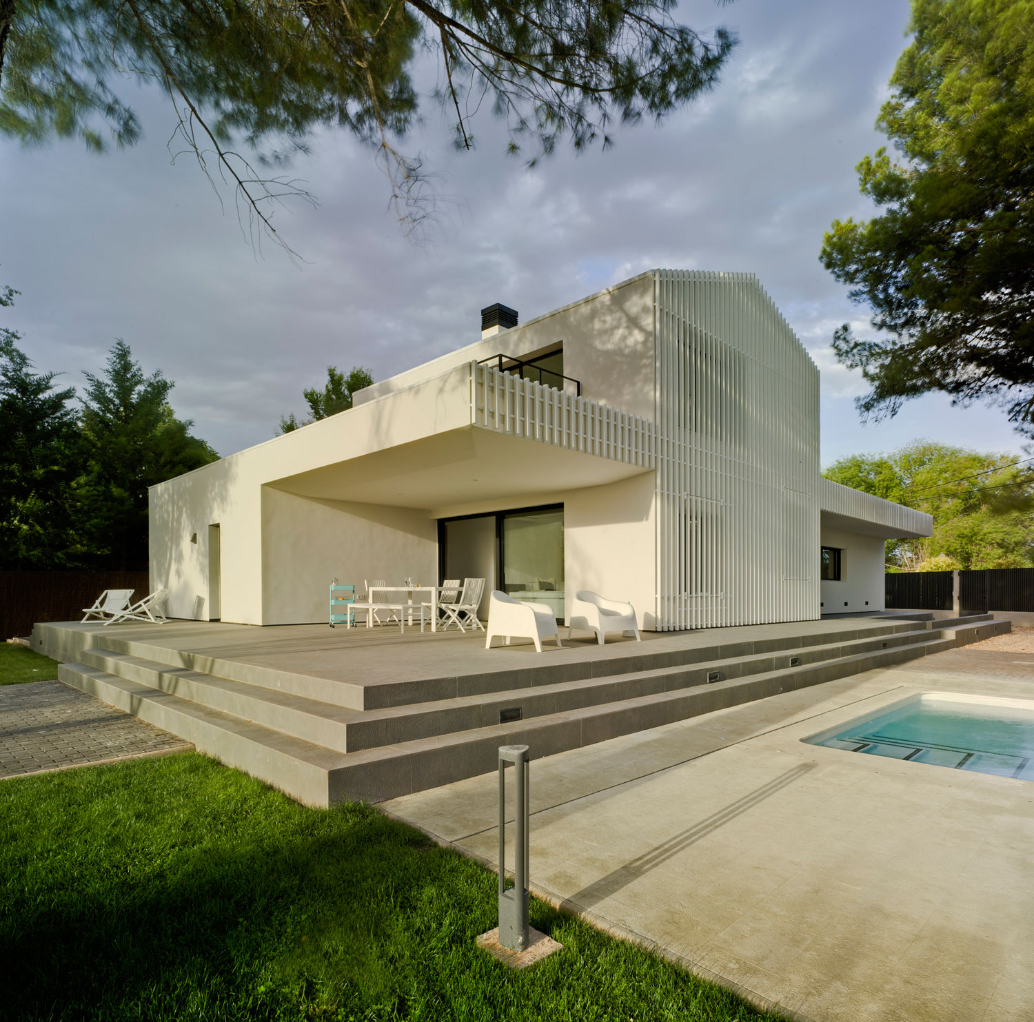 A Bright Modern House with Lots of White in Albacete, Spain by Colectivo Du Arquitectura (2)