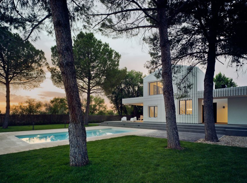 A Bright Modern House with Lots of White in Albacete, Spain by Colectivo Du Arquitectura (20)