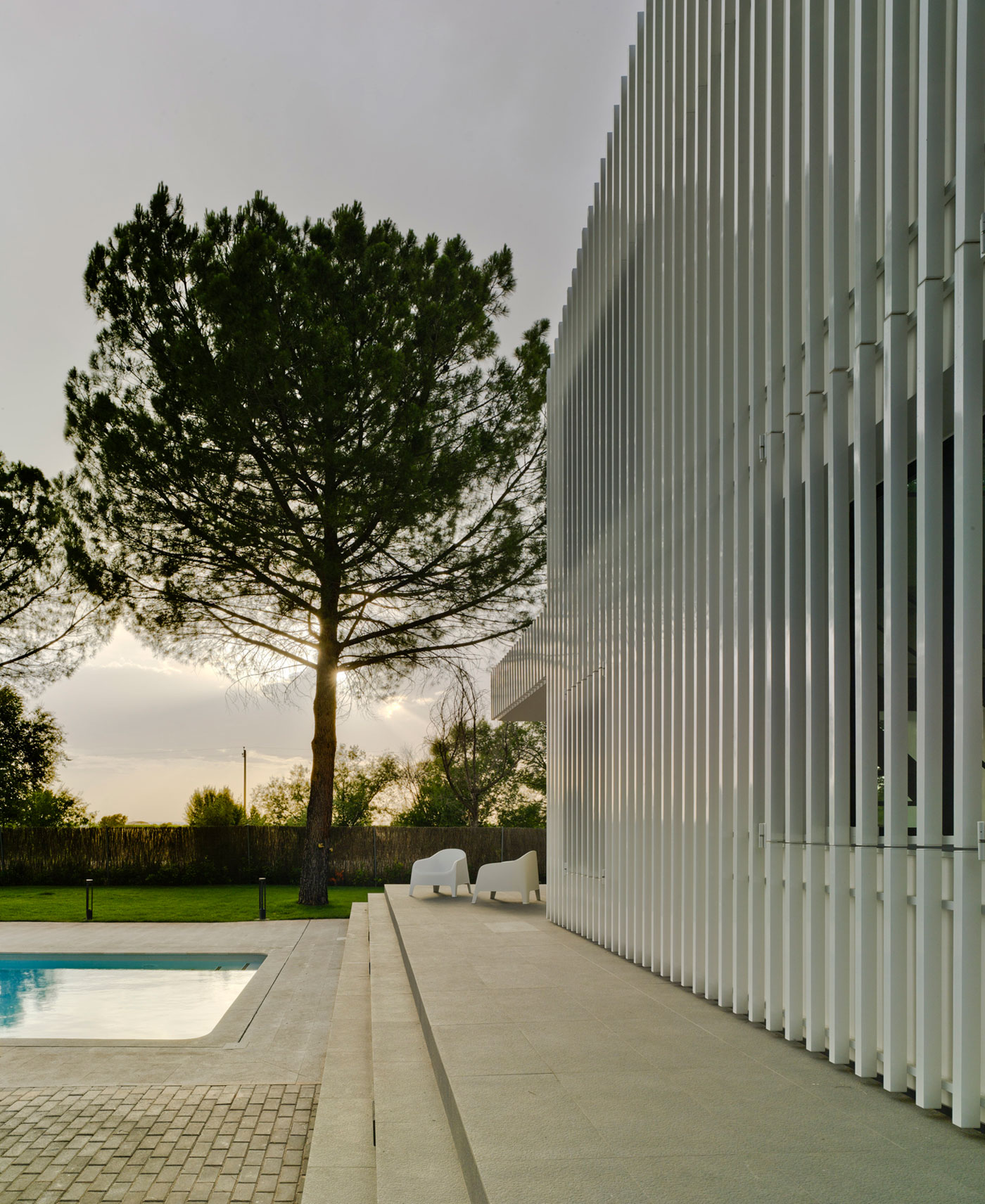A Bright Modern House with Lots of White in Albacete, Spain by Colectivo Du Arquitectura (3)