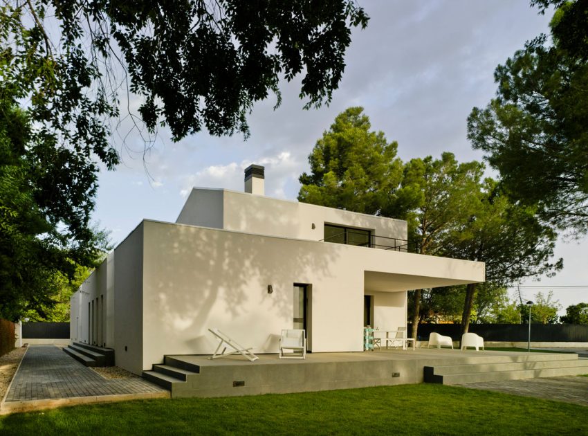 A Bright Modern House with Lots of White in Albacete, Spain by Colectivo Du Arquitectura (4)