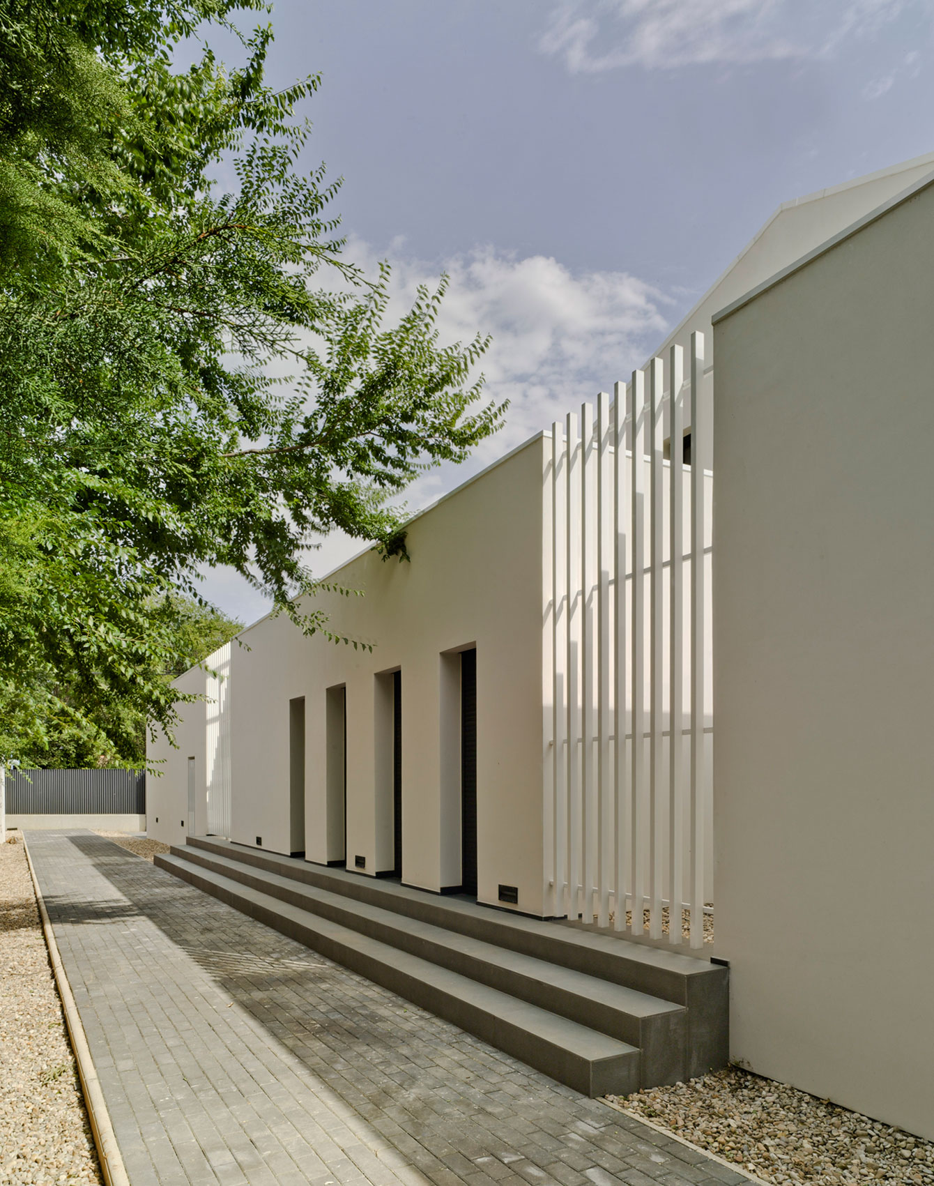 A Bright Modern House with Lots of White in Albacete, Spain by Colectivo Du Arquitectura (5)