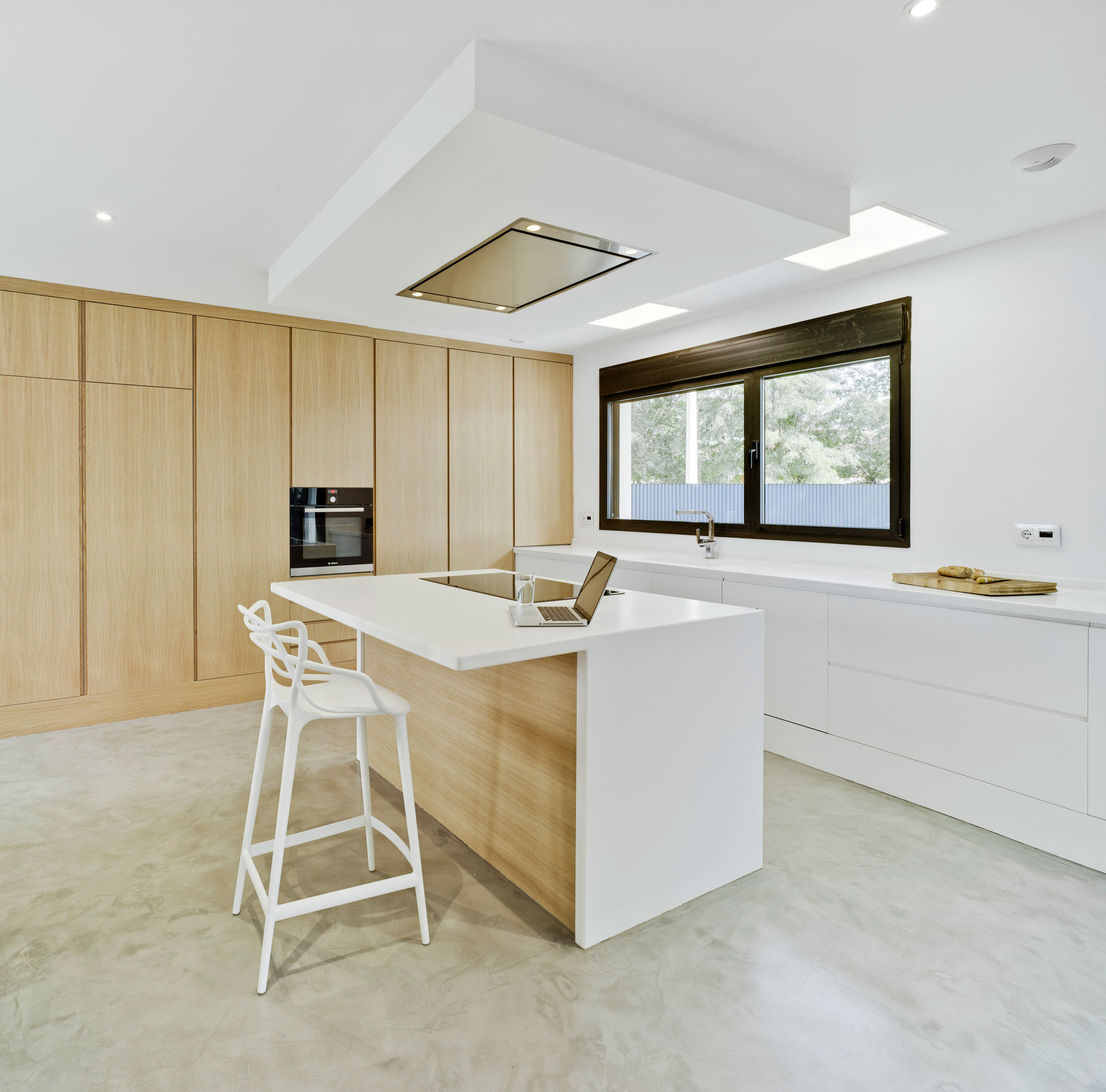 A Bright Modern House with Lots of White in Albacete, Spain by Colectivo Du Arquitectura (9)