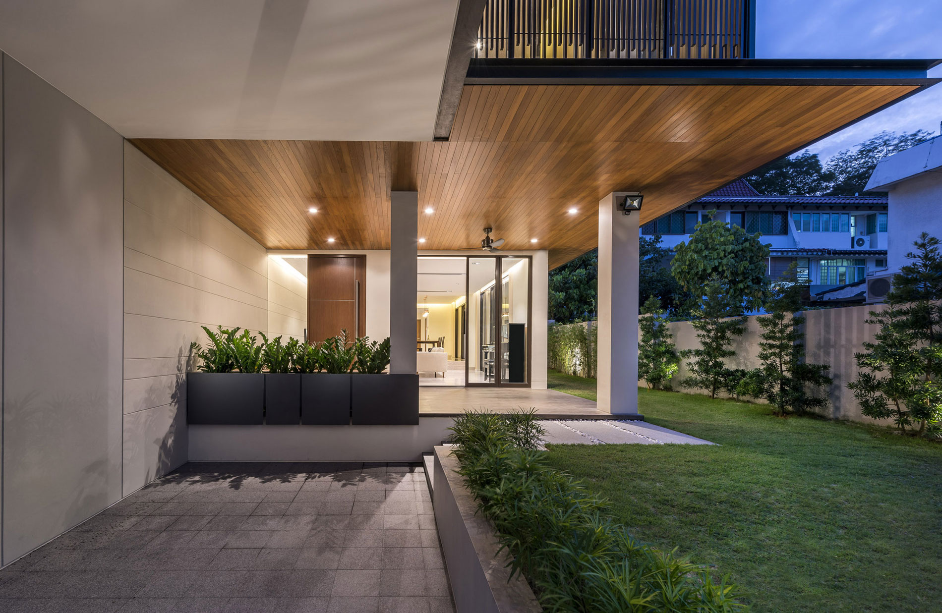 A Bright and Airy Contemporary Home with Elegant Interiors in Singapore by ADX Architects (10)