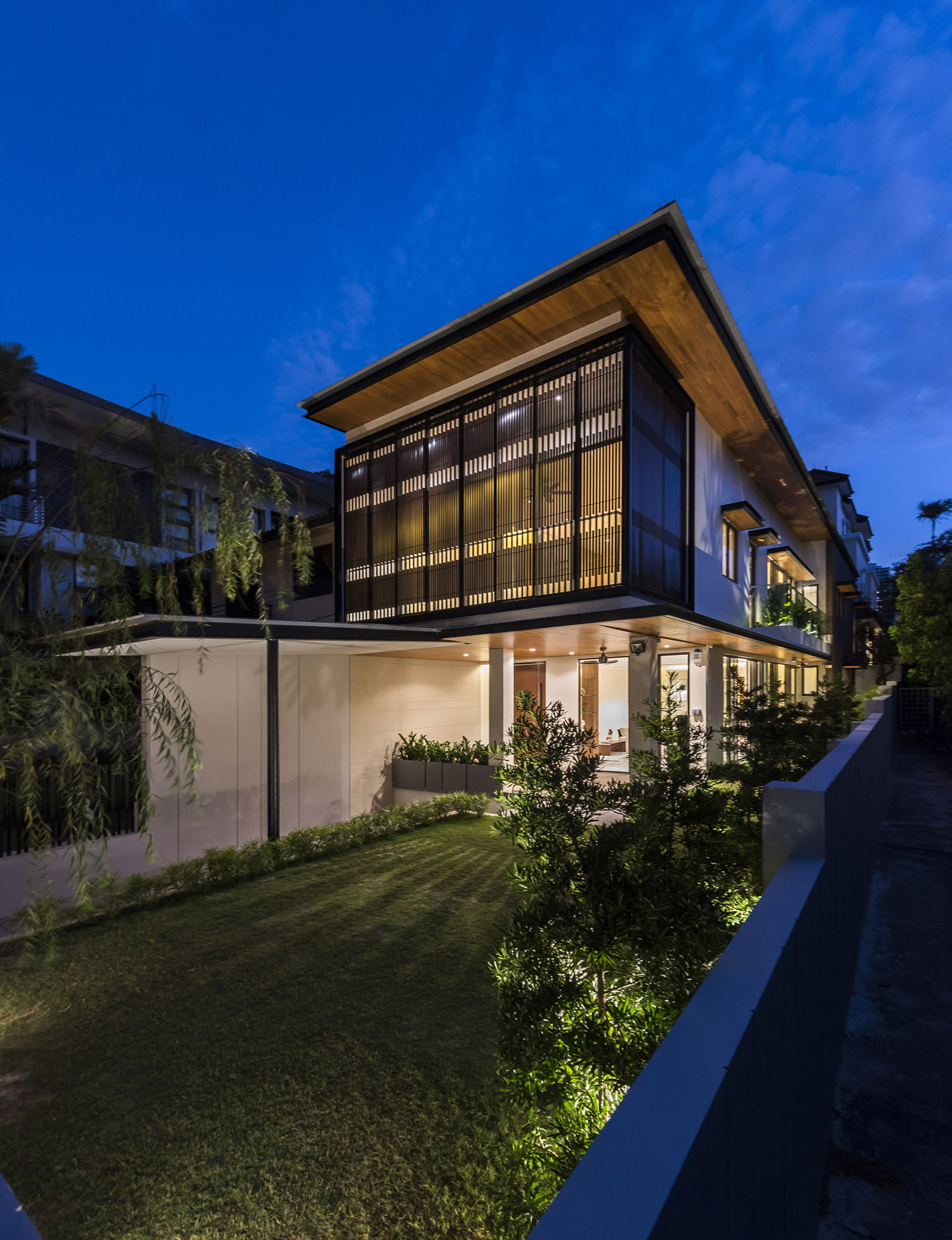 A Bright and Airy Contemporary Home with Elegant Interiors in Singapore by ADX Architects (11)