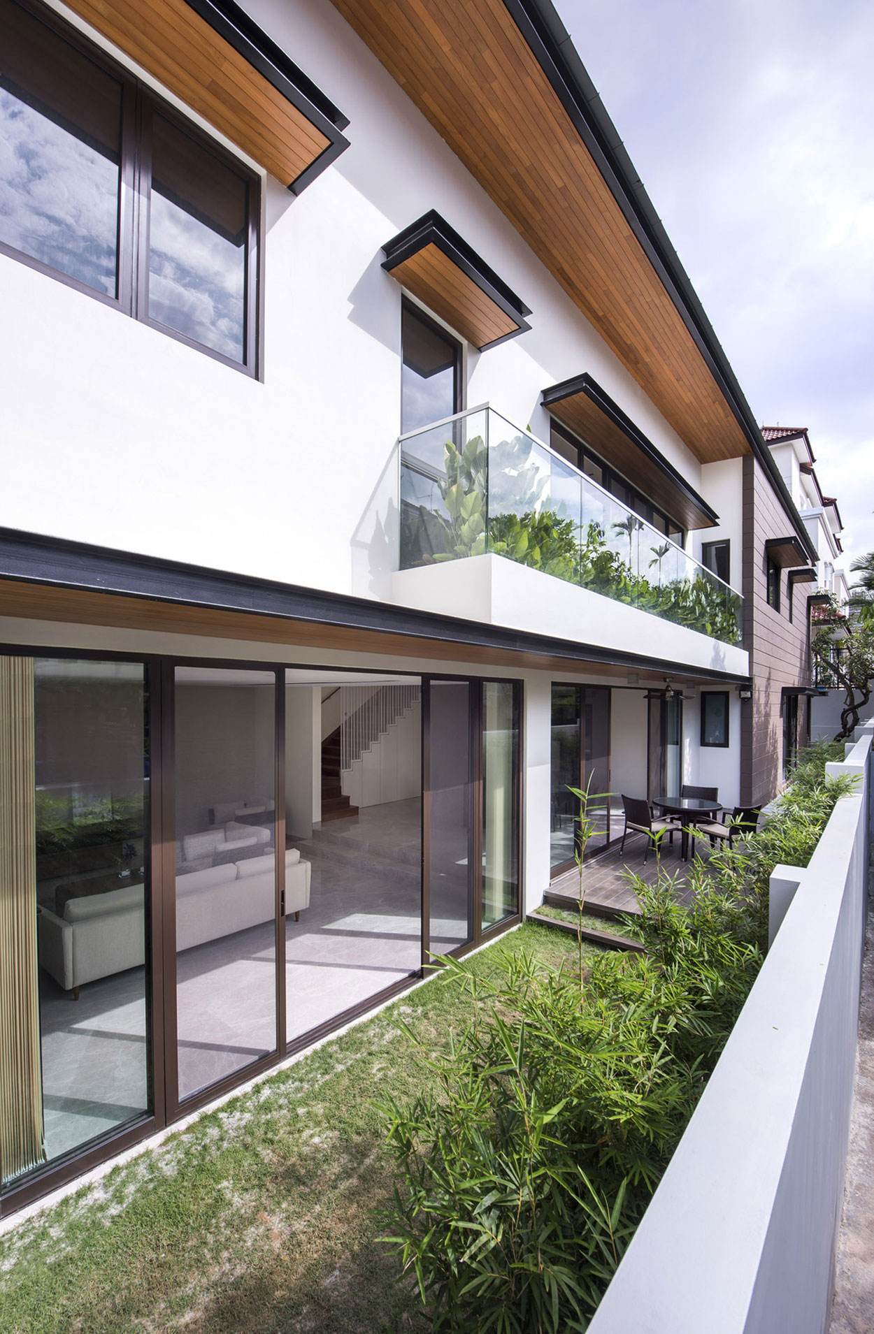 A Bright and Airy Contemporary Home with Elegant Interiors in Singapore by ADX Architects (2)