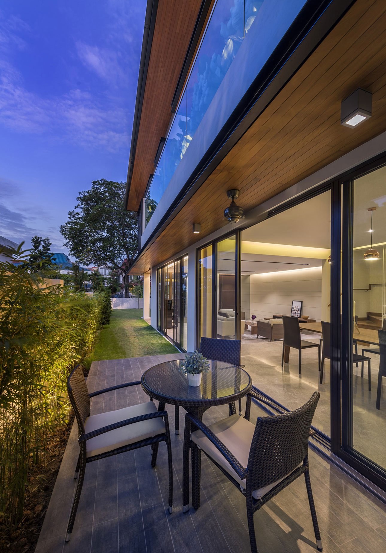 A Bright and Airy Contemporary Home with Elegant Interiors in Singapore by ADX Architects (9)