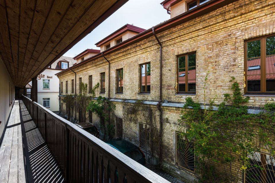 A Bright and Stylish Monochromatic Apartment in Vilnius, Lithuania by YCL Studio (19)