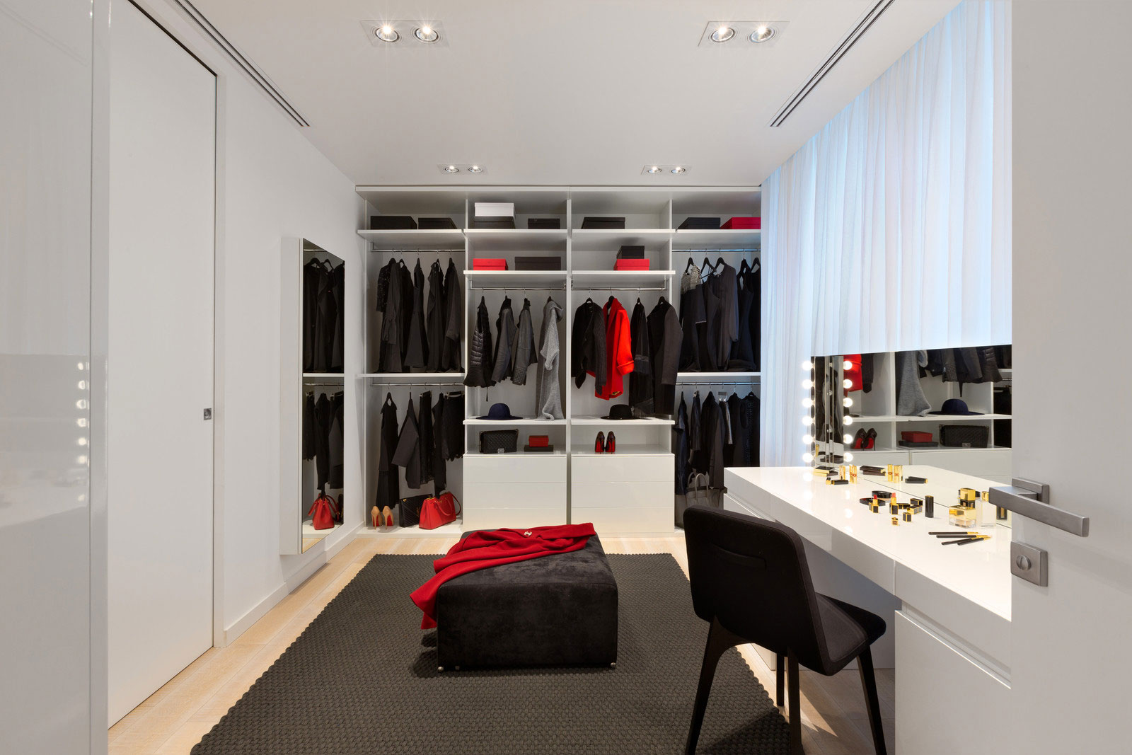 A Bright and Vibrant Apartment Plays with Black and White Accents in Kiev, Ukraine by Lera Katasonova (19)