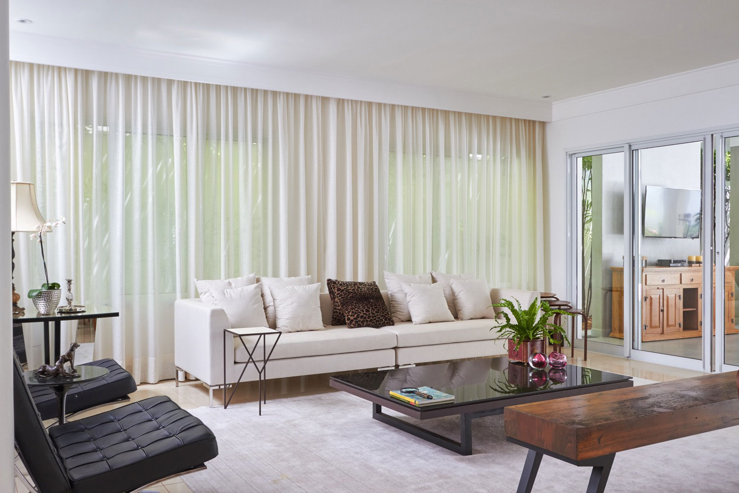 A Charming Contemporary Home with Plenty of Character in São Jose do Rio Preto, Brazil by Piloni Architecture (12)