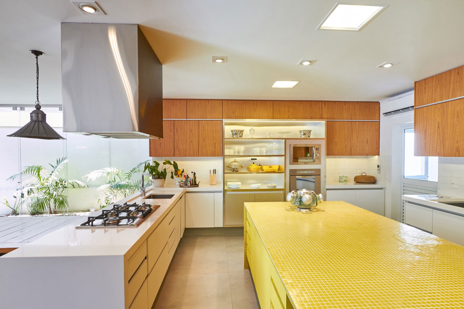 A Charming Contemporary Home with Plenty of Character in São Jose do Rio Preto, Brazil by Piloni Architecture (17)