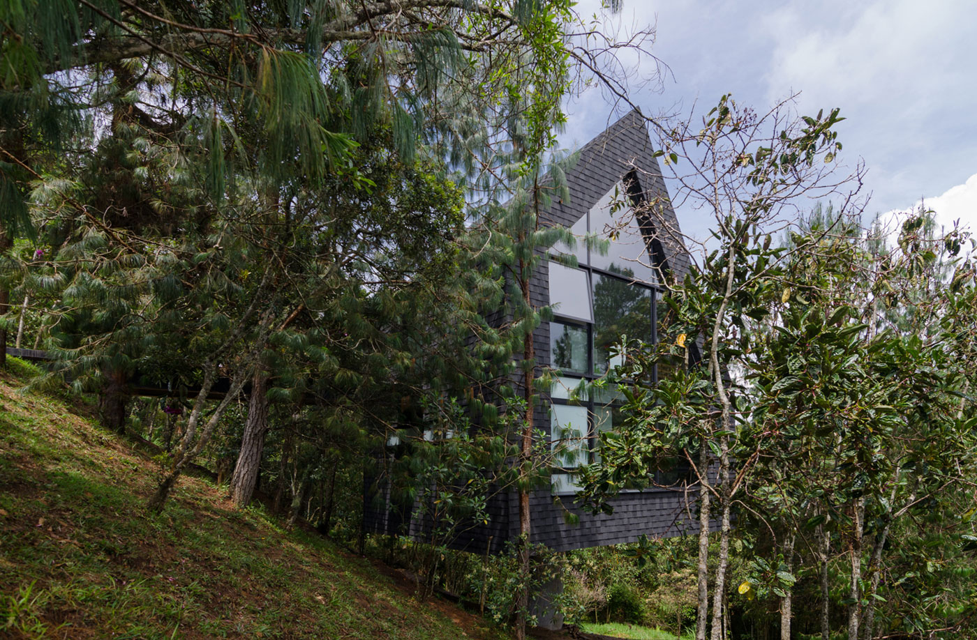 A Charming Mountain Home in the Valley of San Nicolas, Colombia by Catalina Patiño & Viviana Peña (1)