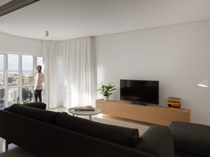 A Clean and Functional Apartment in Porto, Portugal by Mero Oficina (1)