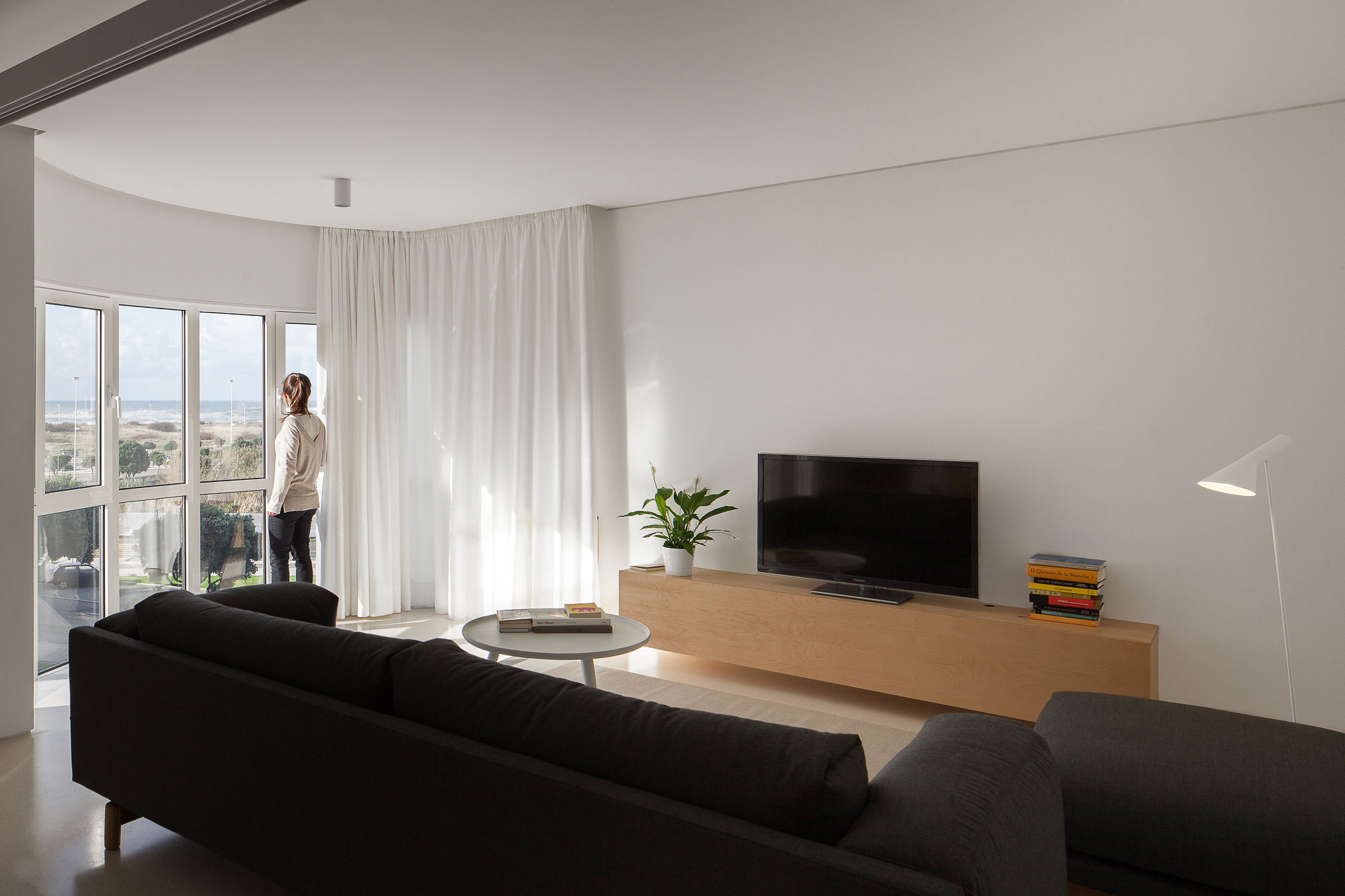 A Clean and Functional Apartment in Porto, Portugal by Mero Oficina (1)