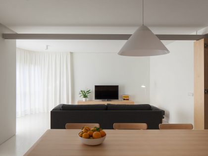 A Clean and Functional Apartment in Porto, Portugal by Mero Oficina (10)