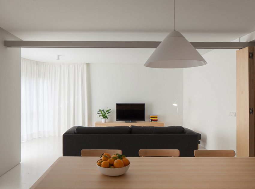 A Clean and Functional Apartment in Porto, Portugal by Mero Oficina (10)