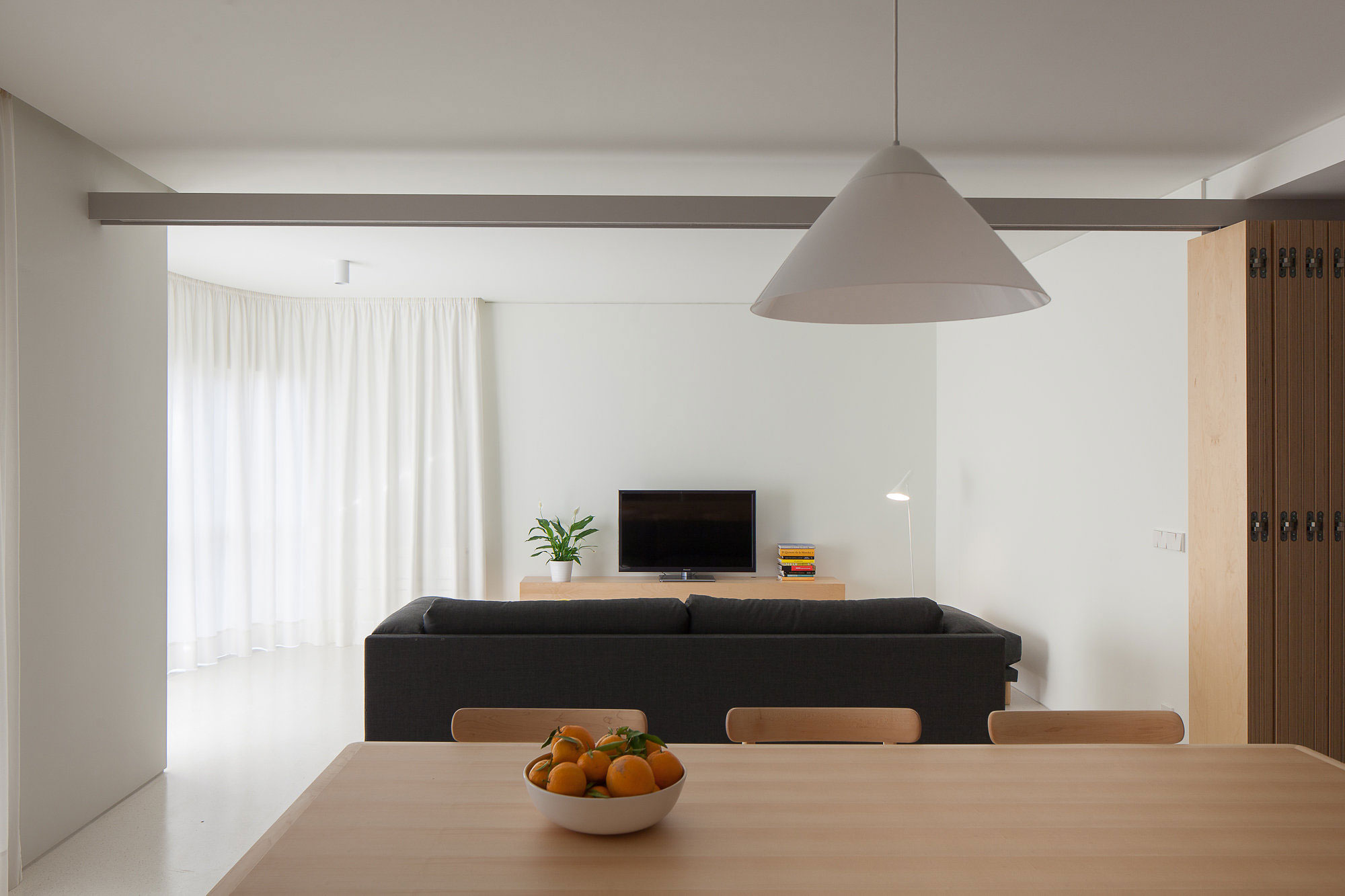 A Clean and Functional Apartment in Porto, Portugal by Mero Oficina (10)