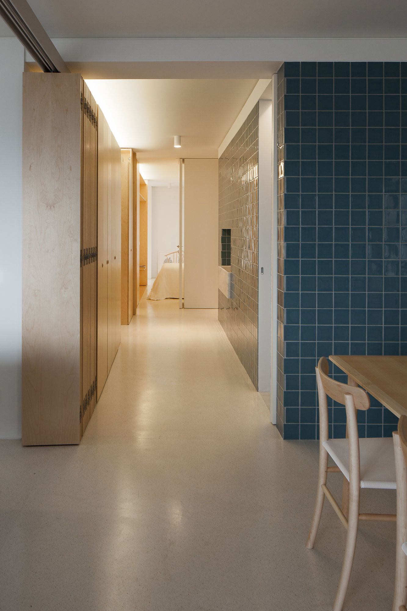 A Clean and Functional Apartment in Porto, Portugal by Mero Oficina (11)