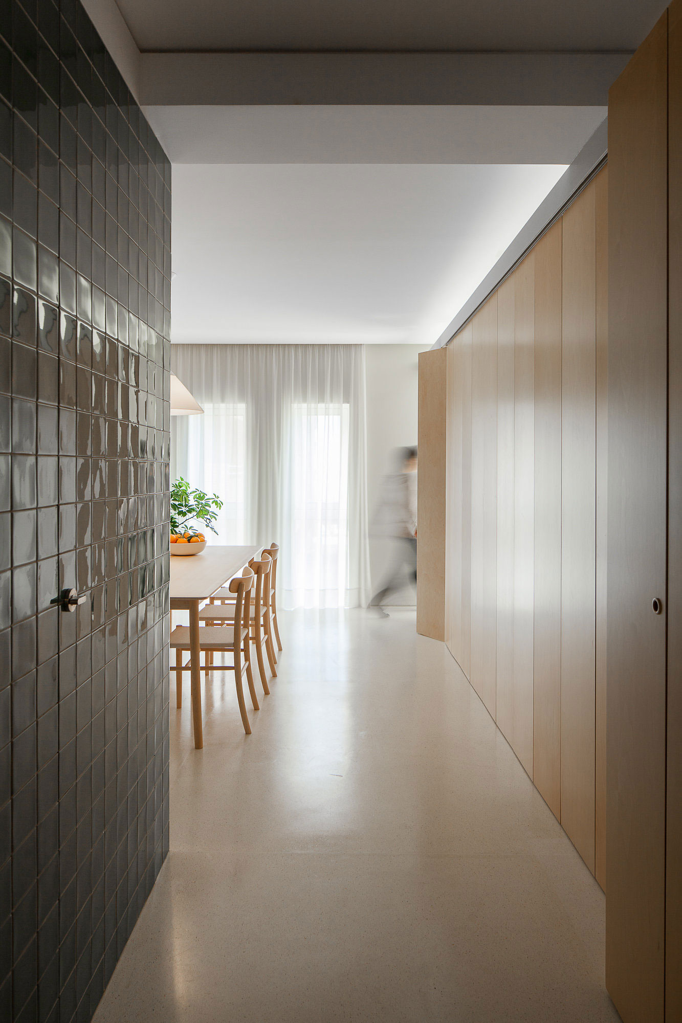 A Clean and Functional Apartment in Porto, Portugal by Mero Oficina (13)