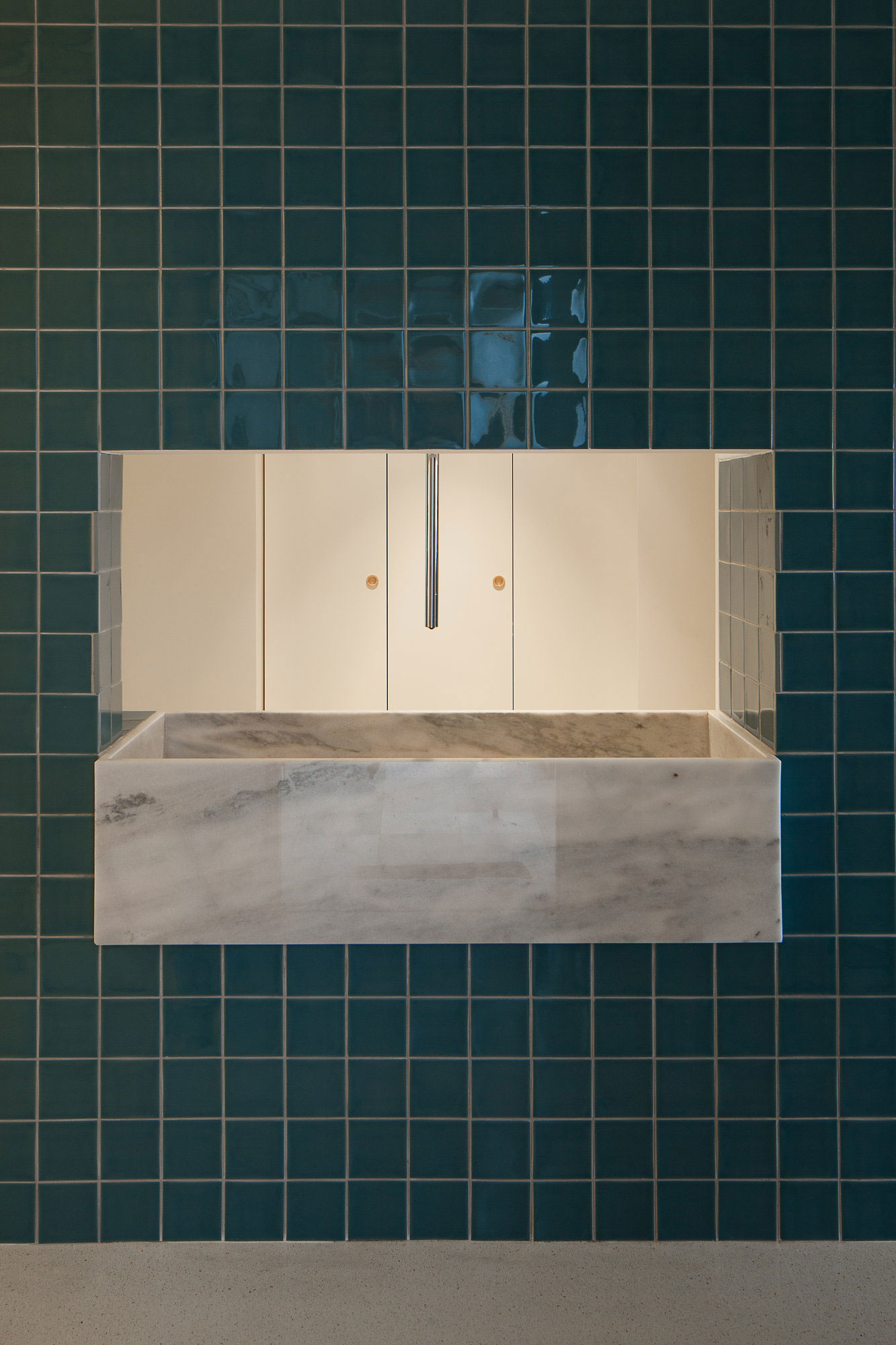 A Clean and Functional Apartment in Porto, Portugal by Mero Oficina (14)