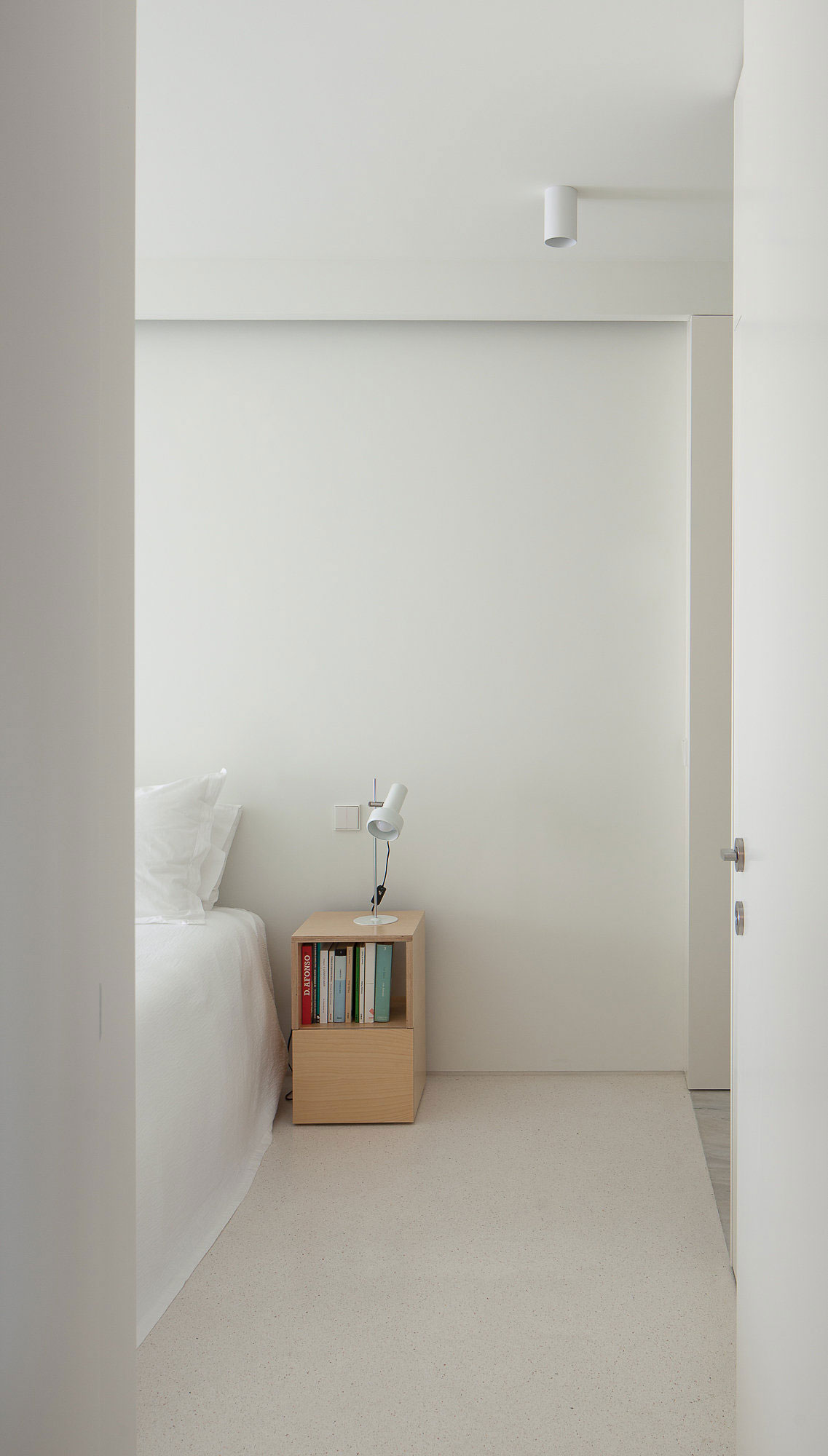 A Clean and Functional Apartment in Porto, Portugal by Mero Oficina (15)