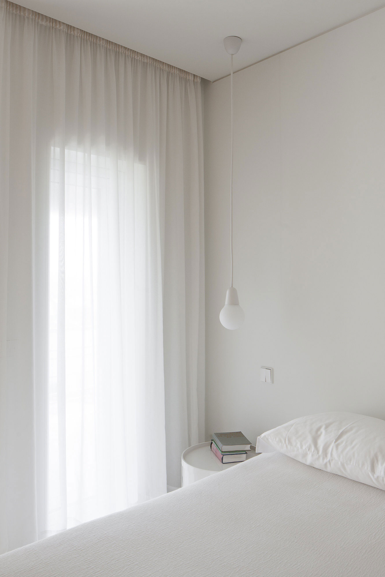 A Clean and Functional Apartment in Porto, Portugal by Mero Oficina (16)