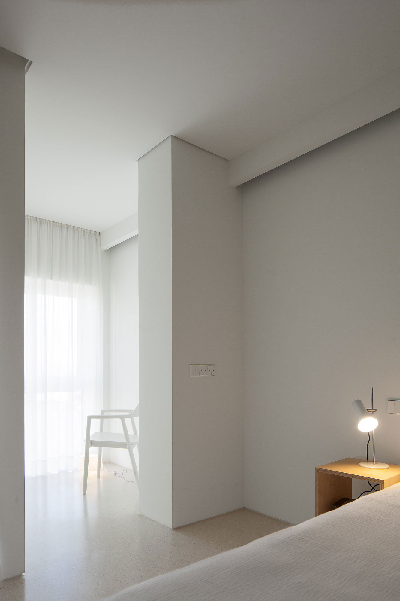 A Clean and Functional Apartment in Porto, Portugal by Mero Oficina (17)