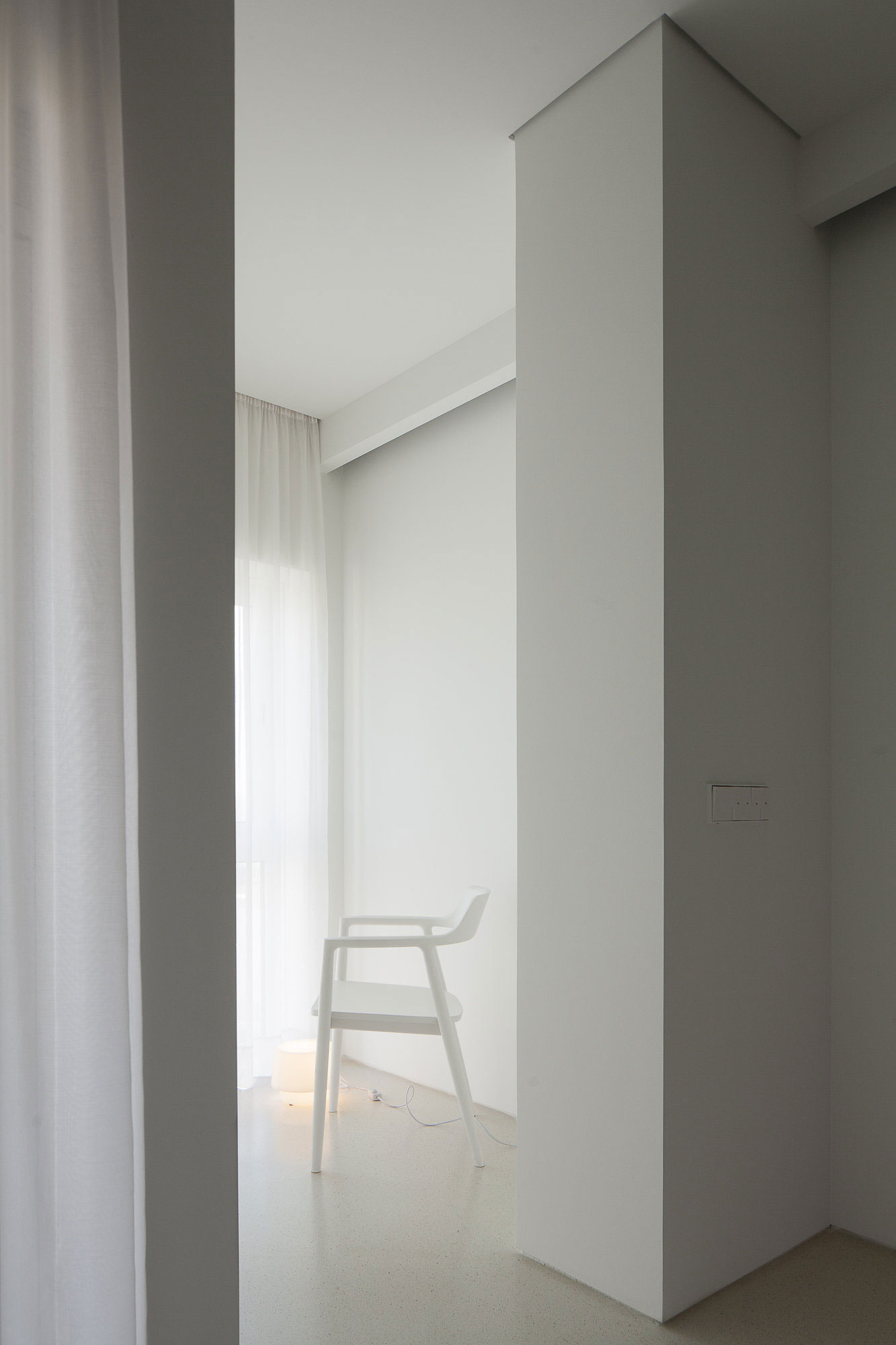 A Clean and Functional Apartment in Porto, Portugal by Mero Oficina (18)