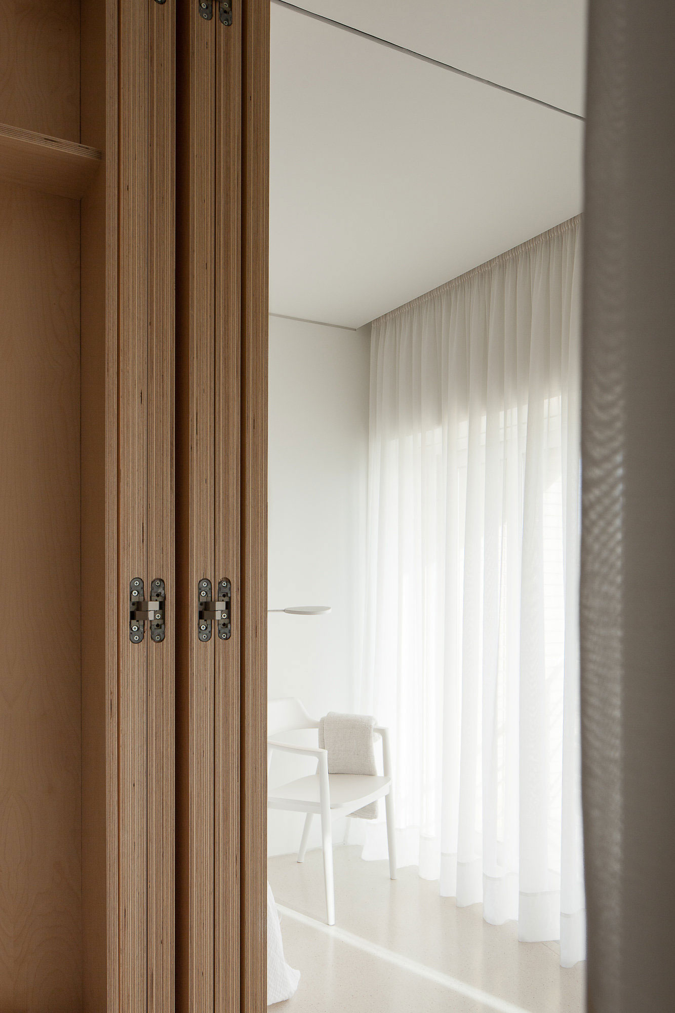 A Clean and Functional Apartment in Porto, Portugal by Mero Oficina (19)