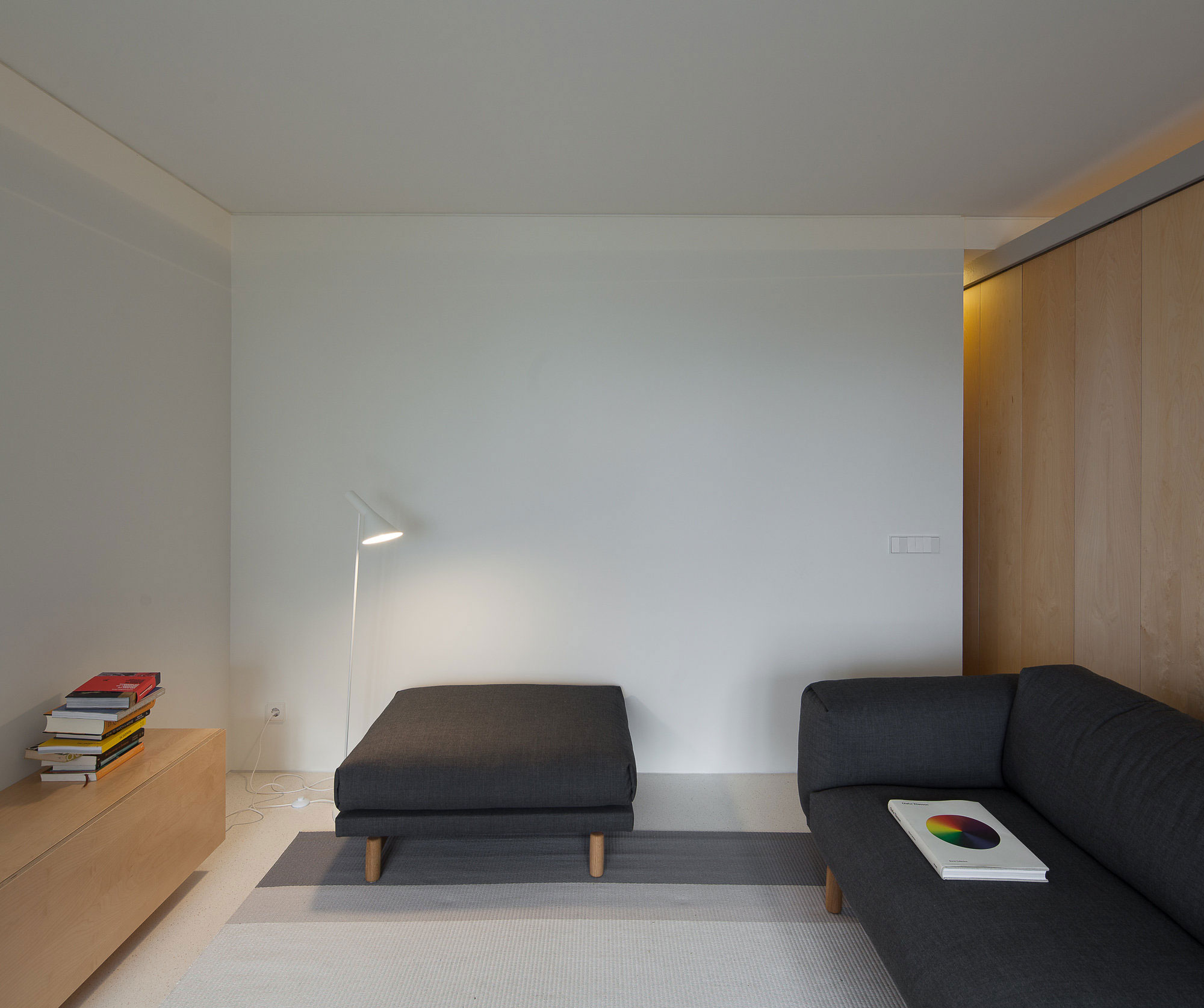 A Clean and Functional Apartment in Porto, Portugal by Mero Oficina (2)