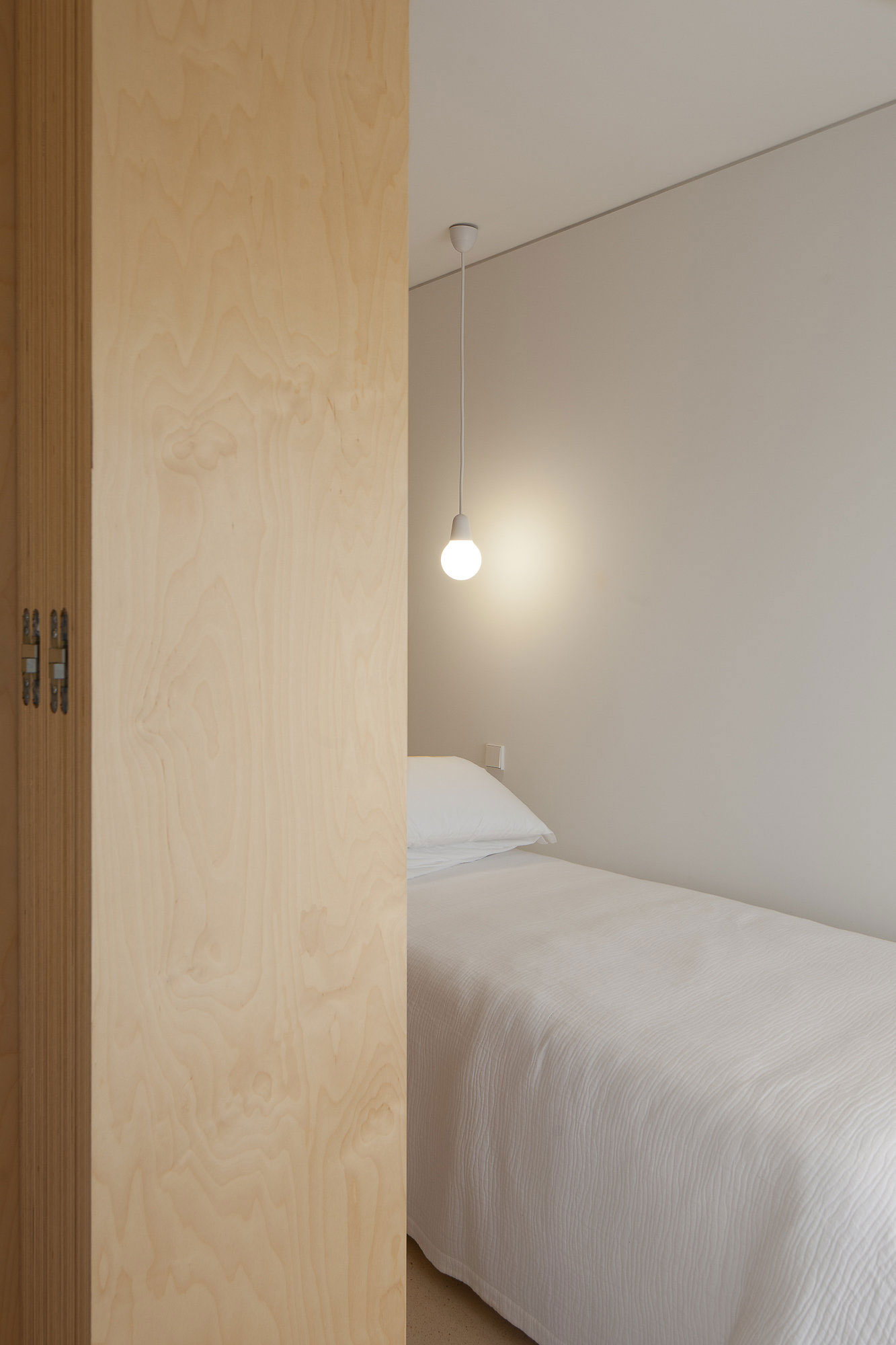A Clean and Functional Apartment in Porto, Portugal by Mero Oficina (20)