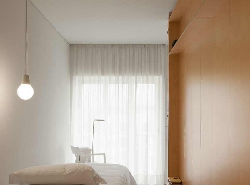 A Clean and Functional Apartment in Porto, Portugal by Mero Oficina (21)