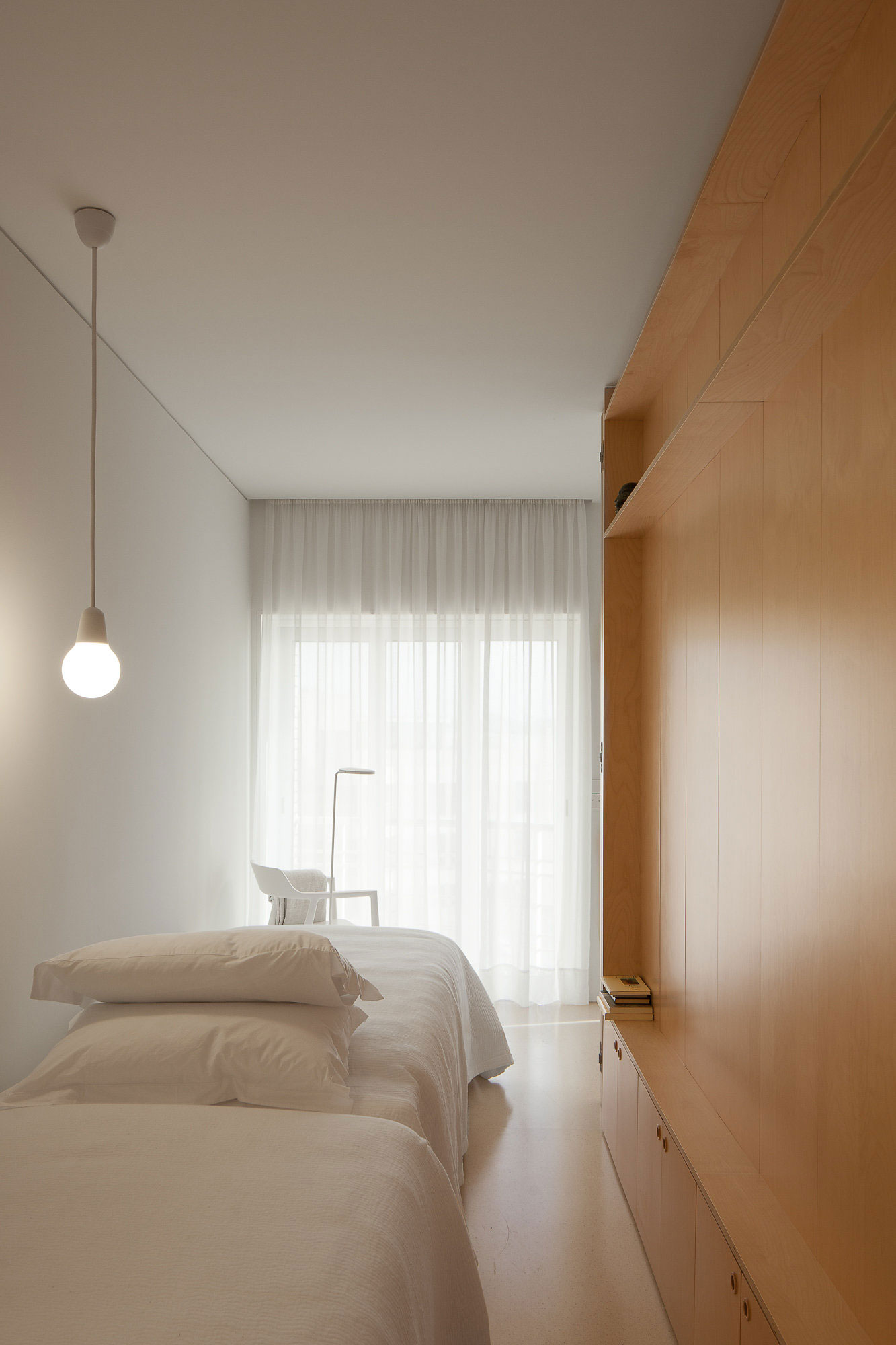 A Clean and Functional Apartment in Porto, Portugal by Mero Oficina (21)