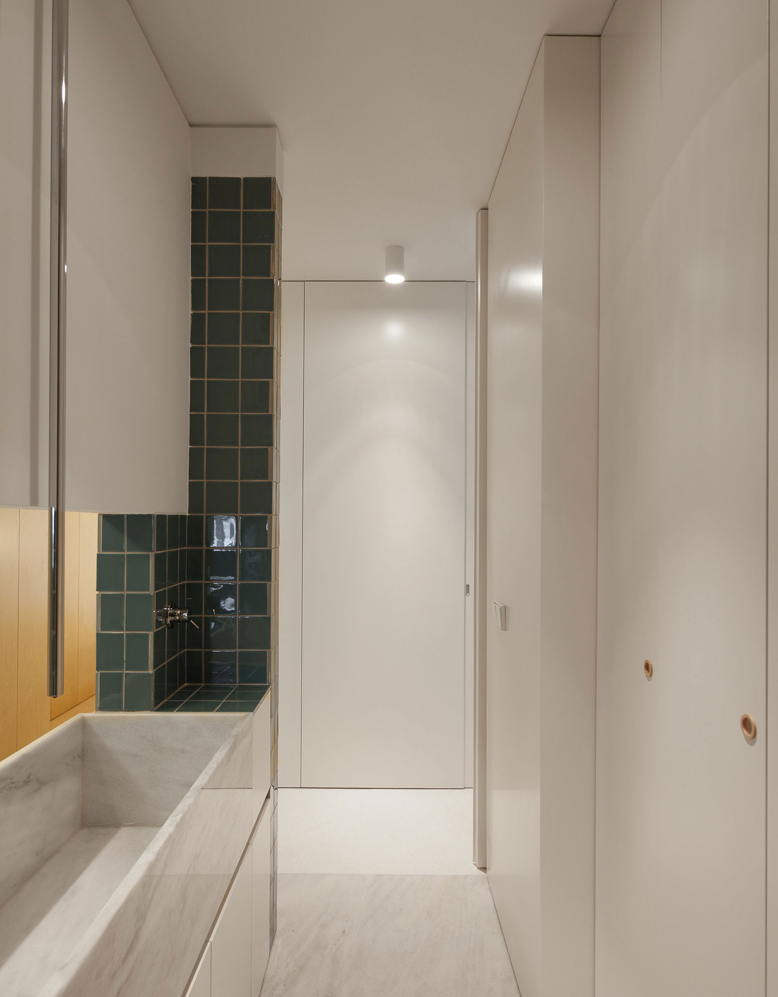 A Clean and Functional Apartment in Porto, Portugal by Mero Oficina (22)