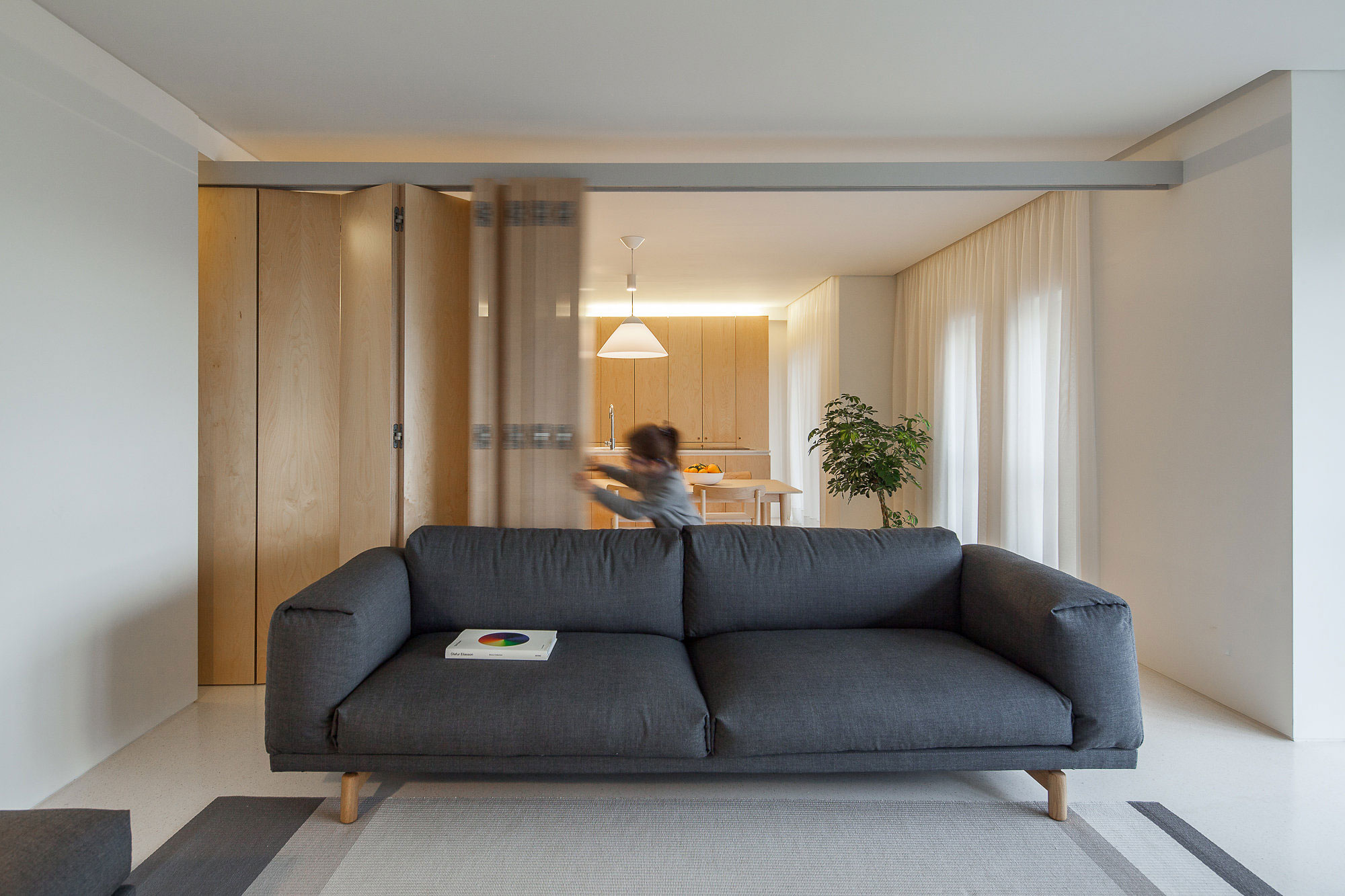 A Clean and Functional Apartment in Porto, Portugal by Mero Oficina (3)