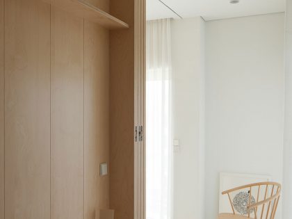 A Clean and Functional Apartment in Porto, Portugal by Mero Oficina (4)