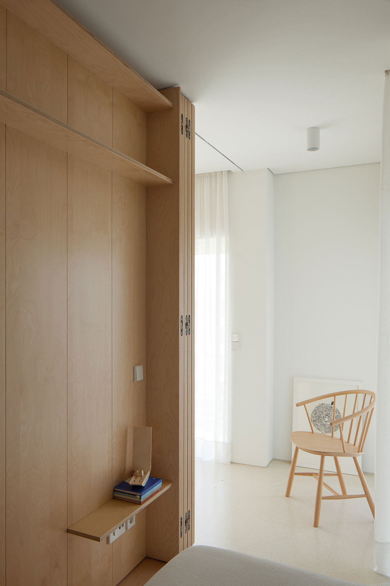 A Clean and Functional Apartment in Porto, Portugal by Mero Oficina (4)
