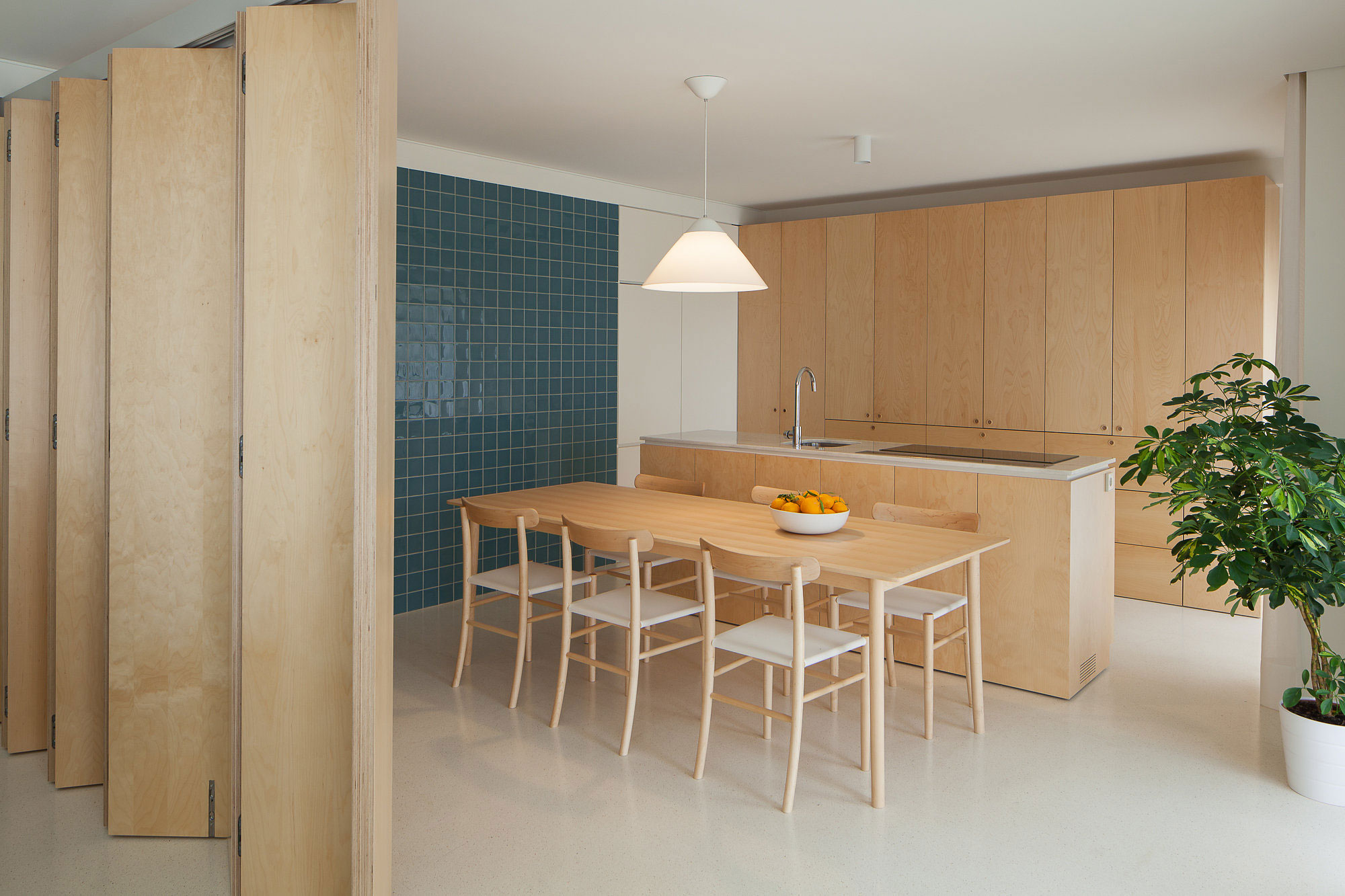 A Clean and Functional Apartment in Porto, Portugal by Mero Oficina (6)
