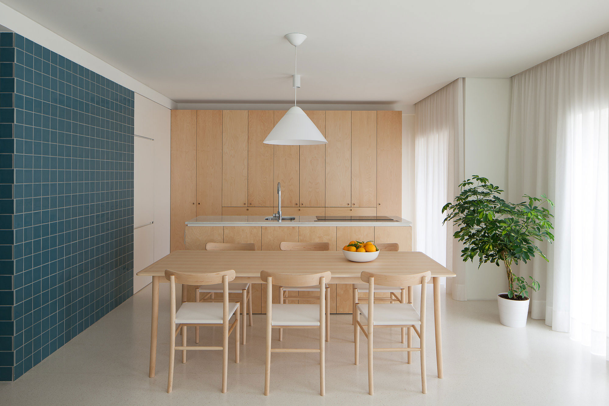 A Clean and Functional Apartment in Porto, Portugal by Mero Oficina (7)