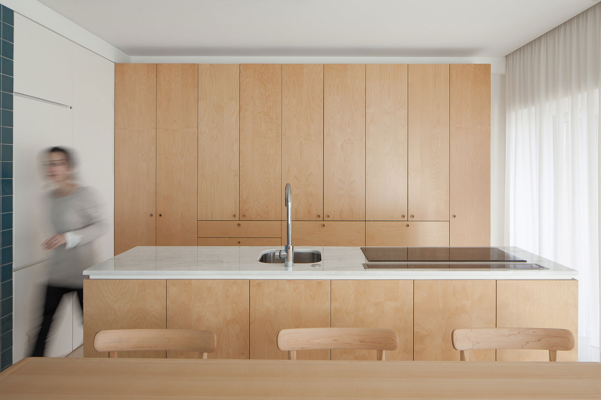 A Clean and Functional Apartment in Porto, Portugal by Mero Oficina (8)